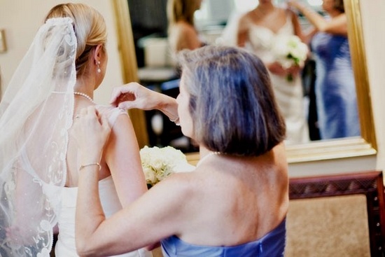 Mãe ajudando a noiva a se arrumar