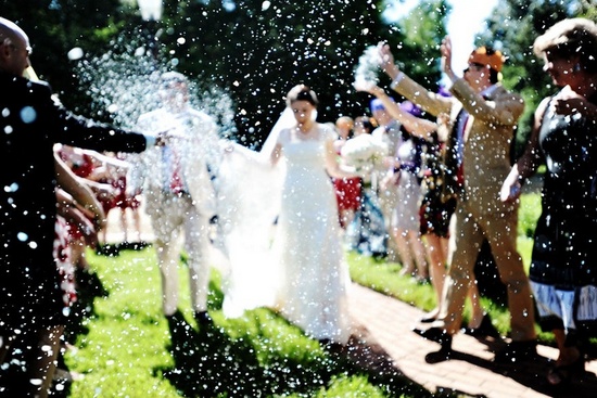 Casal saindo da cerimônia